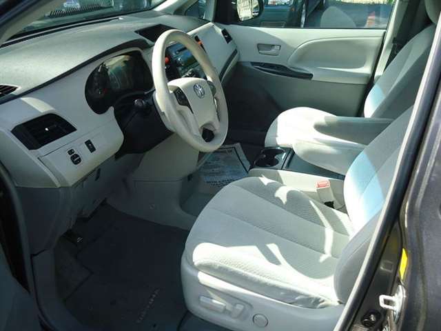 2011 Toyota Sienna LE 8-Passenger 4dr Mini-Van V6